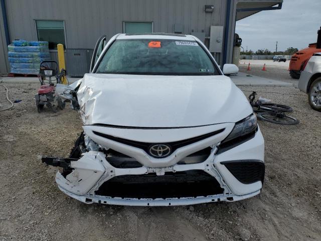 4T1T11AK4NU645374 - 2022 TOYOTA CAMRY SE WHITE photo 5