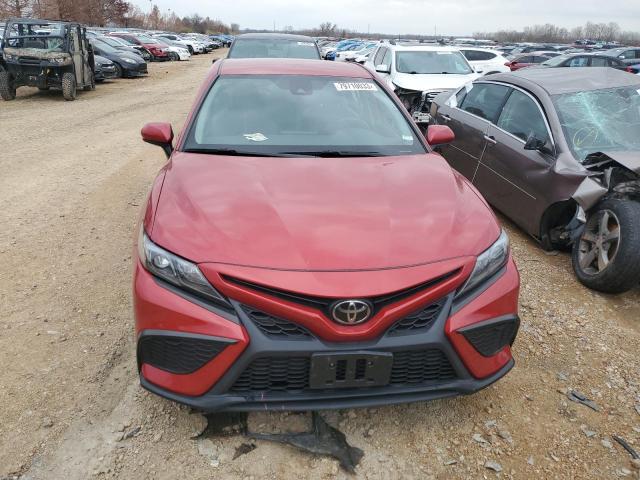 4T1G11AK4MU467370 - 2021 TOYOTA CAMRY SE RED photo 5