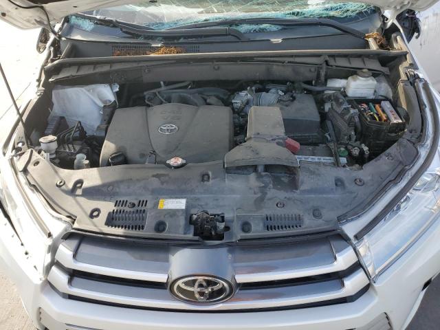 5TDKZRFH3KS370066 - 2019 TOYOTA HIGHLANDER SE WHITE photo 12