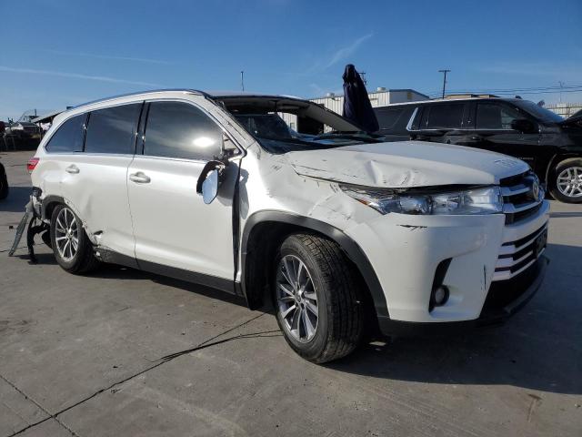 5TDKZRFH3KS370066 - 2019 TOYOTA HIGHLANDER SE WHITE photo 4