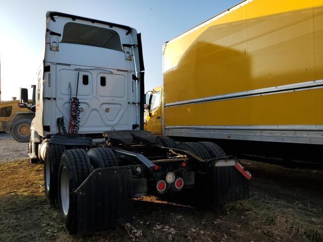 3AKJGLDV6HSJD8216 - 2017 FREIGHTLINER CASCADIA 1 WHITE photo 3