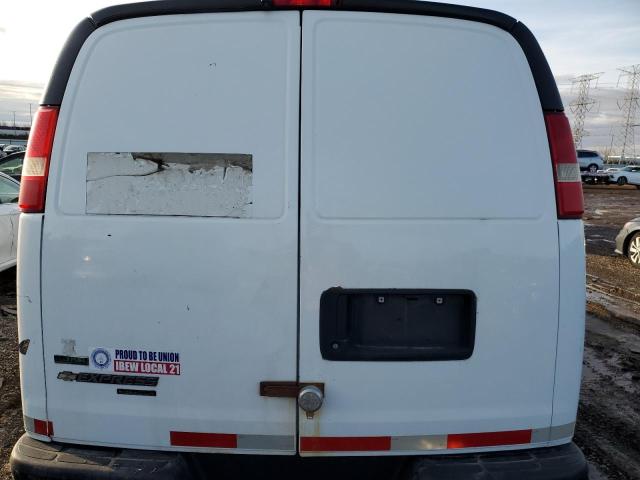 1GCWGFCA3B1134768 - 2011 CHEVROLET EXPRESS G2 WHITE photo 10