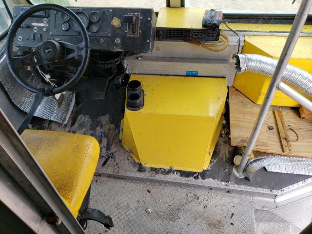 4UZA4FAD8YCF49919 - 2000 FREIGHTLINER CHASSIS M LINE WALK-IN VAN YELLOW photo 8