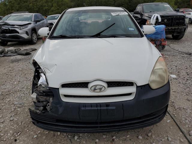 KMHCM36CX9U123942 - 2009 HYUNDAI ACCENT GS WHITE photo 5