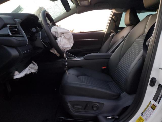 4T1G11AK0RU919368 - 2024 TOYOTA CAMRY SE NIGHT SHADE WHITE photo 7