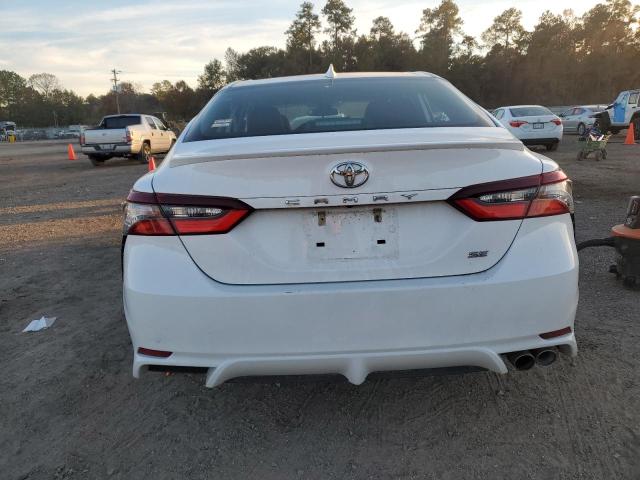 4T1G11AK0MU562170 - 2021 TOYOTA CAMRY SE WHITE photo 6