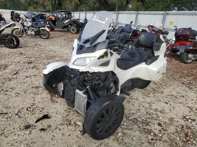 2BXNBDD27JV001258 - 2018 CAN-AM SPYDER ROA RT WHITE photo 2