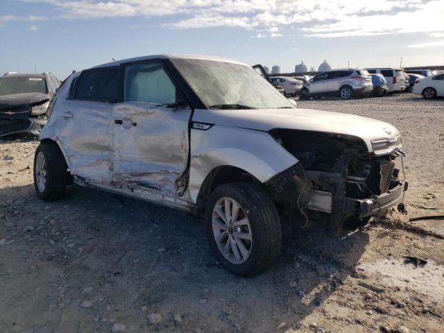 KNDJP3A5XH7477422 - 2017 KIA SOUL + GRAY photo 4