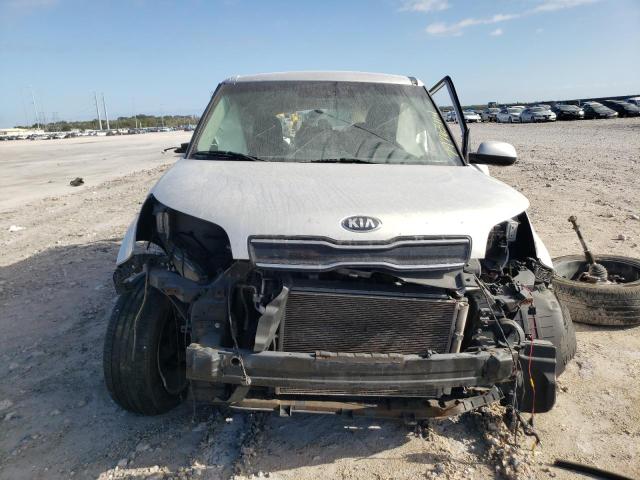KNDJP3A5XH7477422 - 2017 KIA SOUL + GRAY photo 5