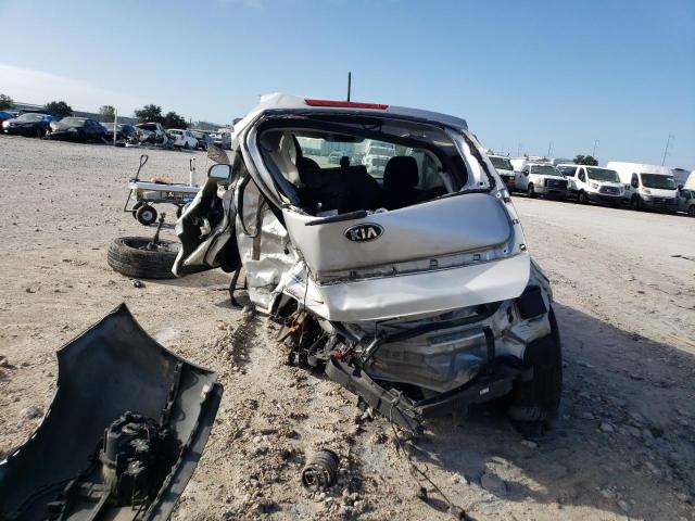 KNDJP3A5XH7477422 - 2017 KIA SOUL + GRAY photo 6