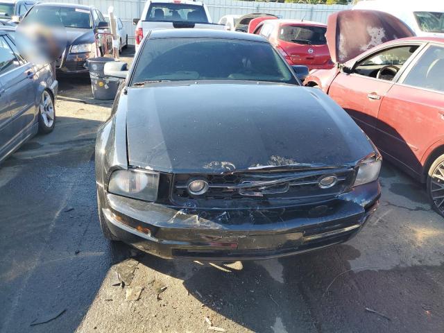 1ZVFT80N165182134 - 2006 FORD MUSTANG BLACK photo 5