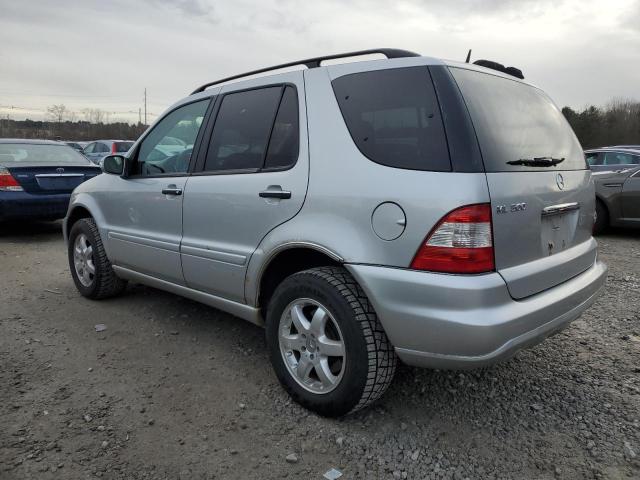 4JGAB75E72A331324 - 2002 MERCEDES-BENZ ML 500 SILVER photo 2