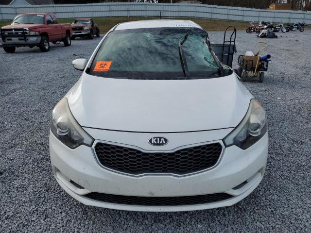 KNAFK5A80G5600162 - 2016 KIA FORTE LX WHITE photo 5