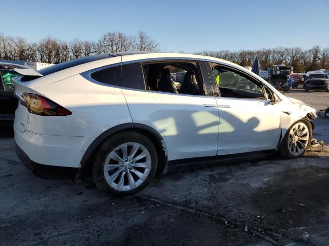 5YJXCBE2XJF126560 - 2018 TESLA MODEL X WHITE photo 3