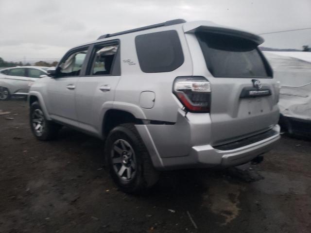 JTEPU5JR6P6158875 - 2023 TOYOTA 4RUNNER SE SILVER photo 2