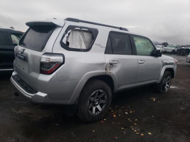 JTEPU5JR6P6158875 - 2023 TOYOTA 4RUNNER SE SILVER photo 3