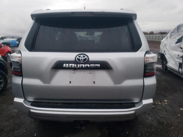 JTEPU5JR6P6158875 - 2023 TOYOTA 4RUNNER SE SILVER photo 6