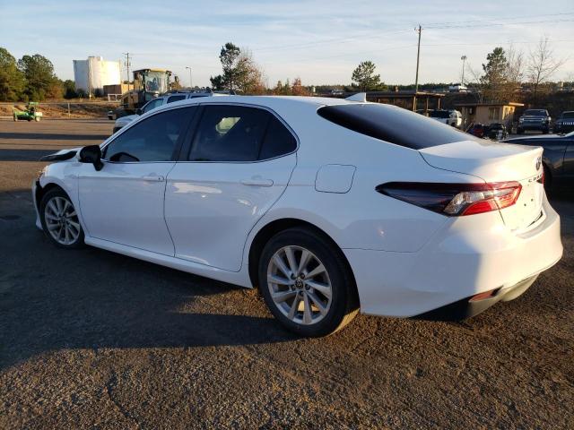 4T1C11AK5NU716517 - 2022 TOYOTA CAMRY LE WHITE photo 2