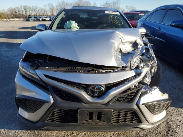 4T1G11AK0PU761529 - 2023 TOYOTA CAMRY SE NIGHT SHADE SILVER photo 5