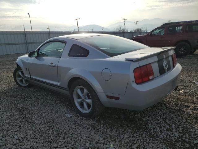 1ZVFT80N975210795 - 2007 FORD MUSTANG SILVER photo 2