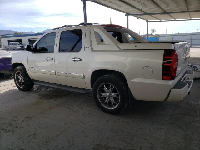 3GNTKGE3XBG316384 - 2011 CHEVROLET AVALANCHE LTZ WHITE photo 2