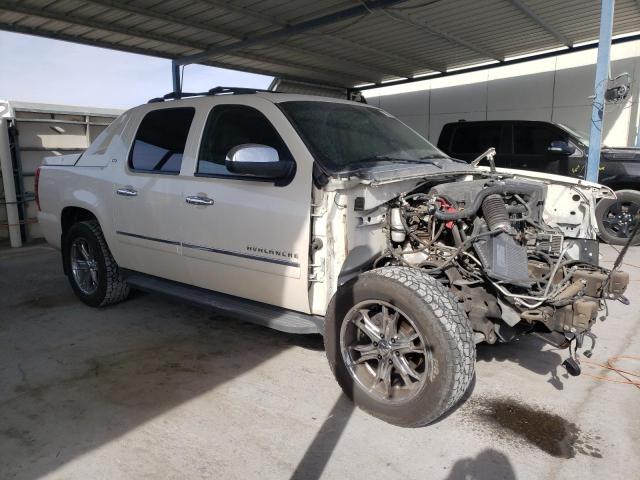 3GNTKGE3XBG316384 - 2011 CHEVROLET AVALANCHE LTZ WHITE photo 4