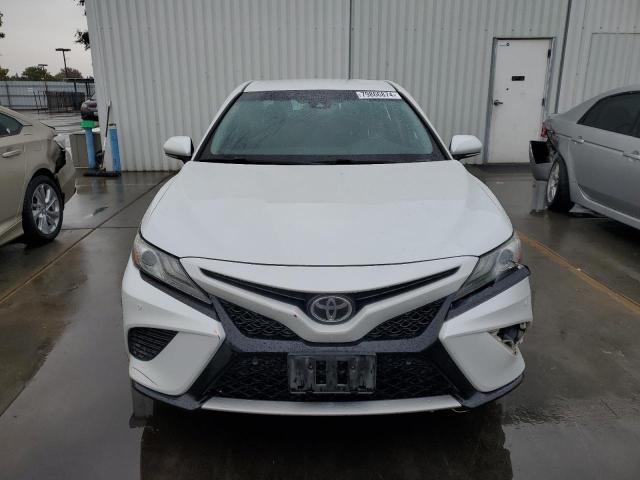 4T1B61HKXJU032611 - 2018 TOYOTA CAMRY XSE WHITE photo 5