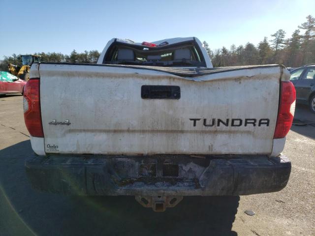 5TFUM5F11JX078203 - 2018 TOYOTA TUNDRA DOUBLE CAB SR/SR5 WHITE photo 6