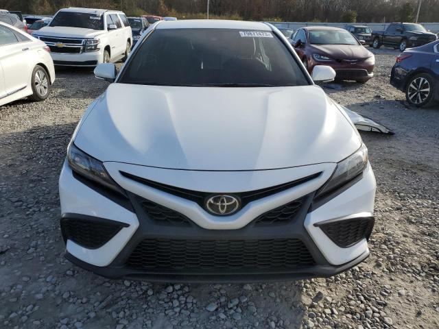 4T1T11AK8MU432264 - 2021 TOYOTA CAMRY SE WHITE photo 5