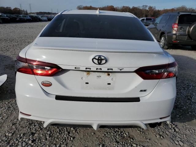 4T1T11AK8MU432264 - 2021 TOYOTA CAMRY SE WHITE photo 6