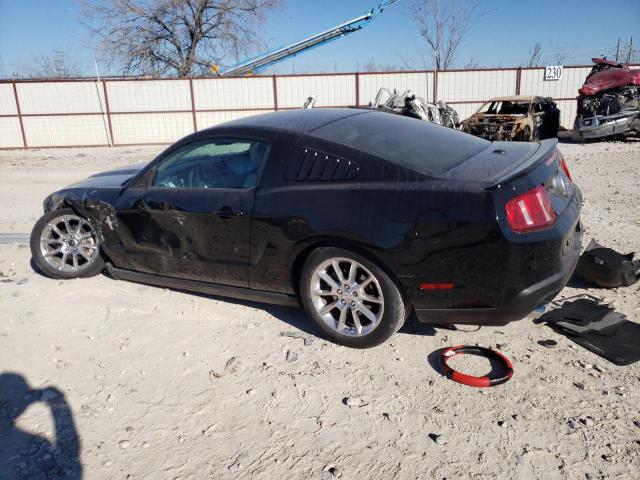 1ZVBP8AM6B5137712 - 2011 FORD MUSTANG BLACK photo 2