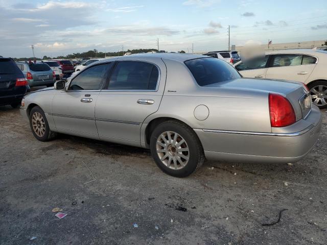 1LNHM81V07Y631421 - 2007 LINCOLN TOWN CAR SIGNATURE SILVER photo 2