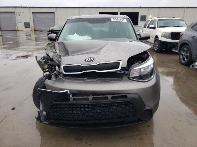 KNDJN2A27F7158028 - 2015 KIA SOUL GRAY photo 5