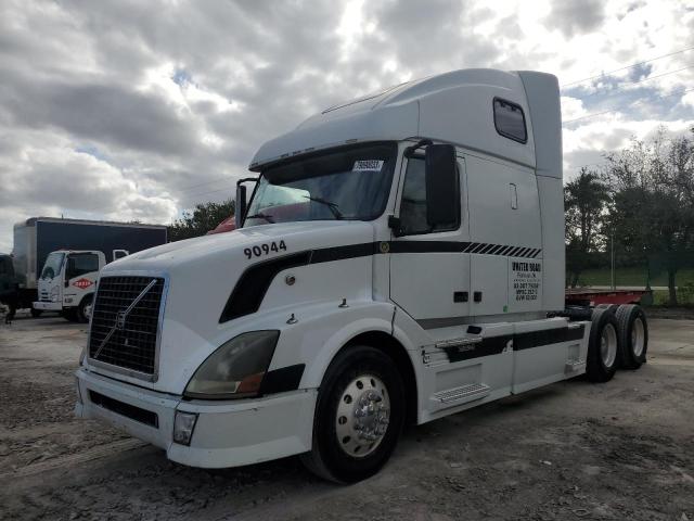 4V4NC9TG05N393166 - 2005 VOLVO VN VNL WHITE photo 2