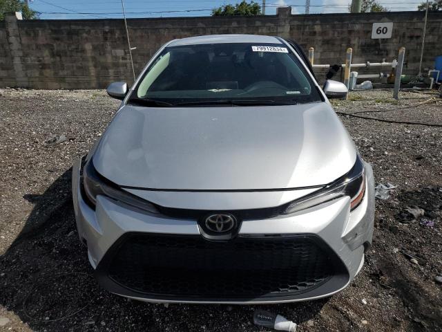 5YFEPRAEXLP111908 - 2020 TOYOTA COROLLA LE Silber Foto 5