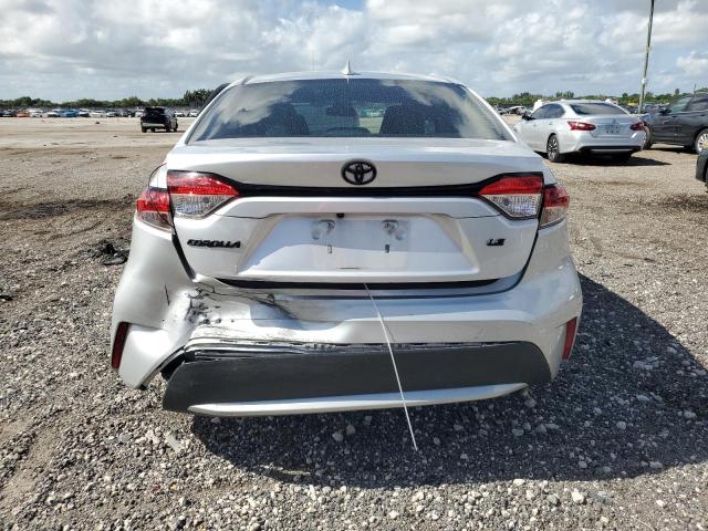 5YFEPRAEXLP111908 - 2020 TOYOTA COROLLA LE Silber Foto 6
