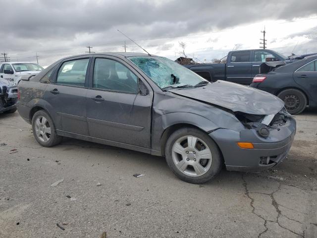 1FAFP34N25W148612 - 2005 FORD FOCUS ZX4 GRAY photo 4