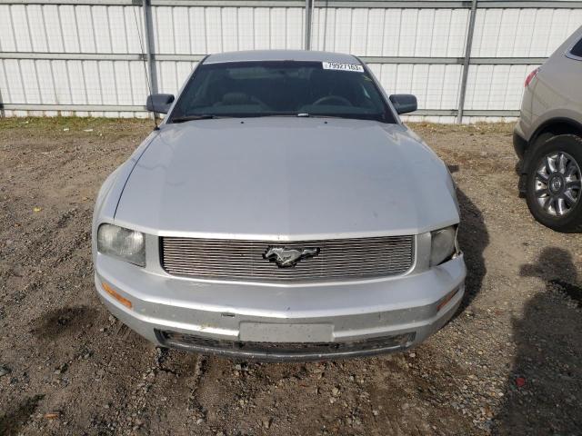 1ZVFT80N755144602 - 2005 FORD MUSTANG SILVER photo 5
