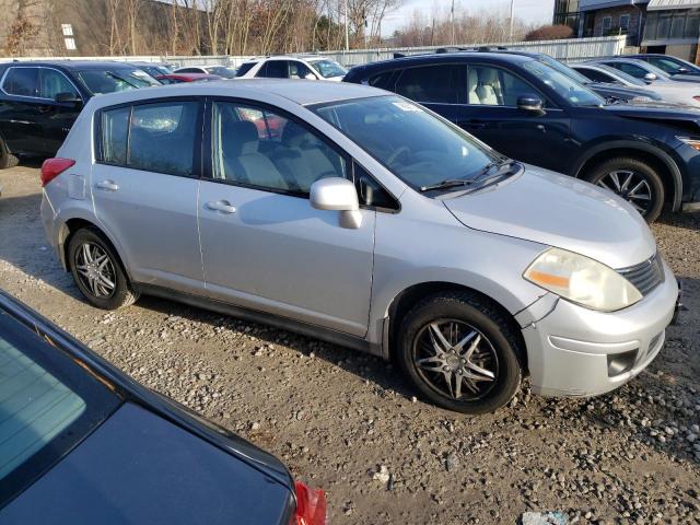 3N1BC13E49L381612 - 2009 NISSAN VERSA S GRAY photo 4