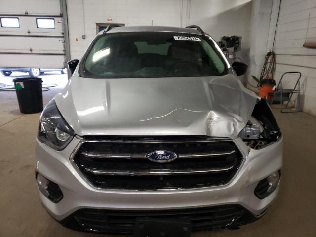 1FMCU0GD4JUC70915 - 2018 FORD ESCAPE SE SILVER photo 5