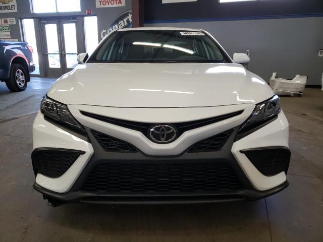 4T1G11AK3PU807385 - 2023 TOYOTA CAMRY SE NIGHT SHADE WHITE photo 5