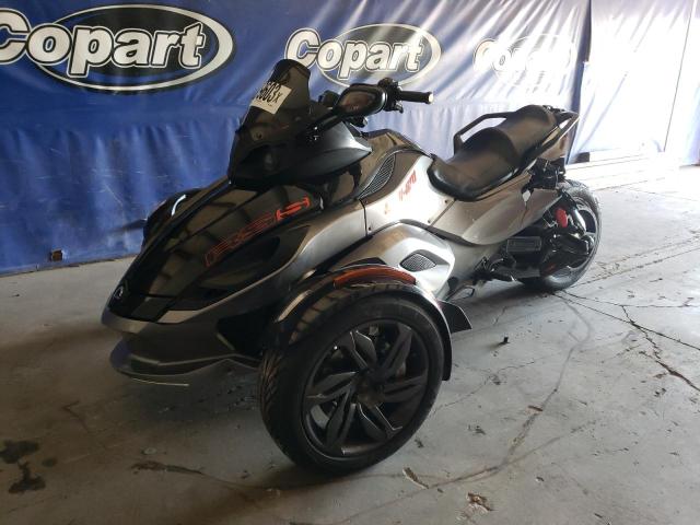 2BXNABC11DV000255 - 2013 CAN-AM SPYDER ROA RS SILVER photo 2