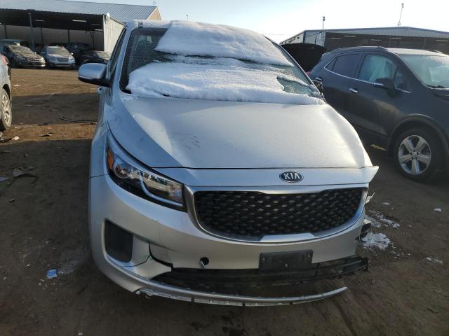 KNDMB5C12H6241967 - 2017 KIA SEDONA LX SILVER photo 5