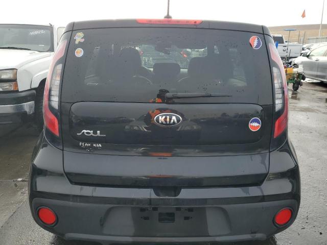 KNDJN2A21J7596892 - 2018 KIA SOUL BLACK photo 6