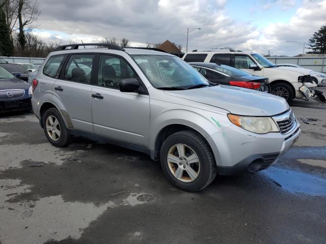 JF2SH6BC4AH806469 - 2010 SUBARU FORESTER XS Argent photo 4
