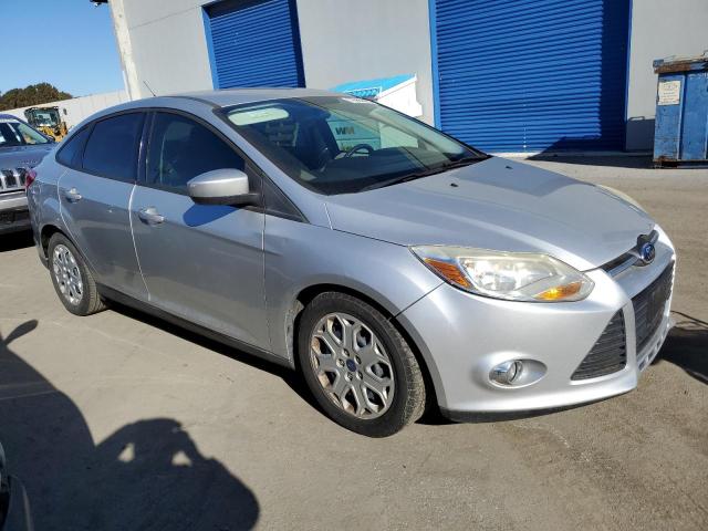 1FAHP3F20CL375159 - 2012 FORD FOCUS SE SILVER photo 4