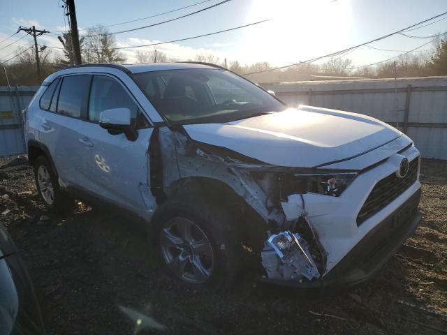 2T3P1RFV0MC177587 - 2021 TOYOTA RAV4 XLE WHITE photo 4