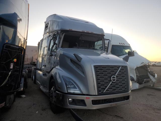 4V4NC9TJXNN304649 - 2022 VOLVO VN VNL WHITE photo 1