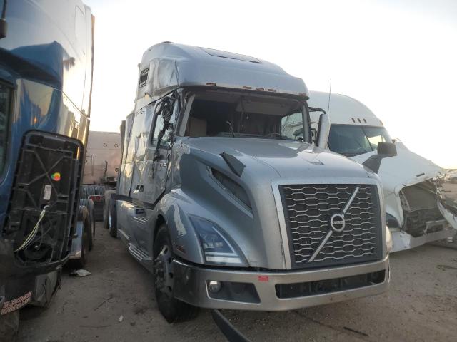 4V4NC9TJXNN304649 - 2022 VOLVO VN VNL WHITE photo 9