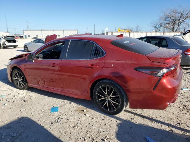 4T1G11AK2MU409211 - 2021 TOYOTA CAMRY SE RED photo 2